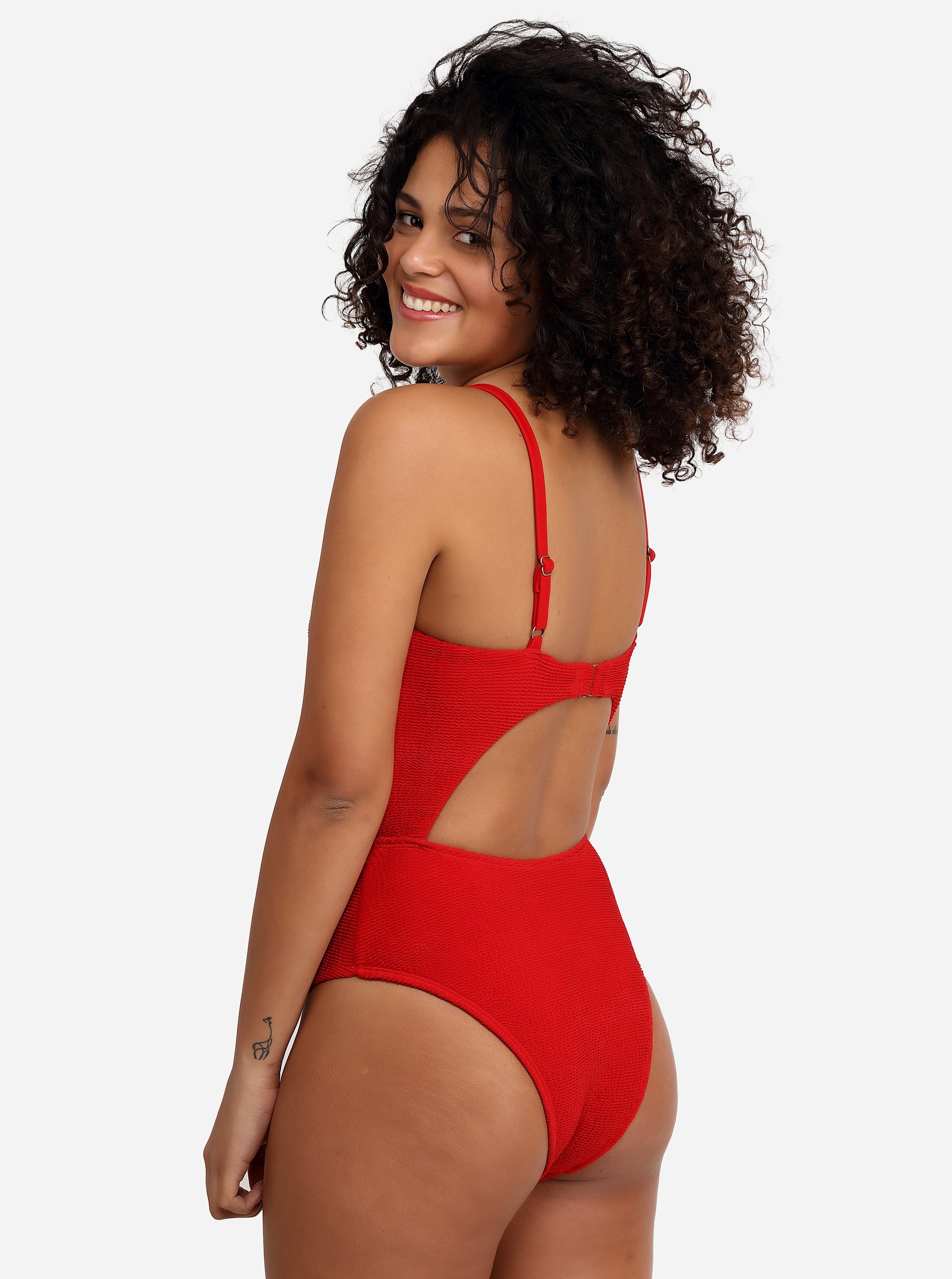 Free Society - Scrunch Cut Out Swimsuit in Red 3 Imagem Zoom
